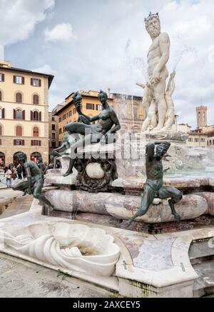 Florenz, Italien - 2020, 2. Februar: Der Neptun Brunnen auf der Piazza della Signoria vor dem Palazzo Vecchio. Entworfen von Baccio Stockfoto