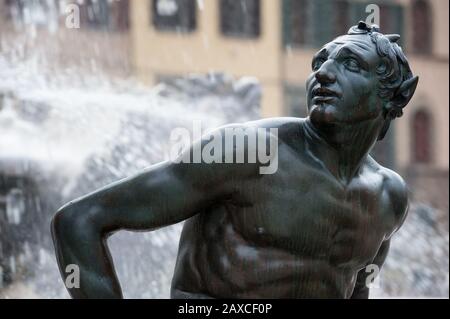 Florenz, Italien - 2020, 2. Februar: Fiun-Statue aus Bronze, von Giambologna. Es befindet sich am Fuß des Neptune Brunnens in Florenz, Italien. Stockfoto