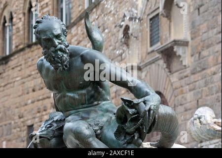 Florenz, Italien - 2020, 2. Februar: Statue des flussgottens aus Bronze von Giambologna. Es befindet sich am Fuß des Neptune Brunnens in Florenz, Italien. Stockfoto