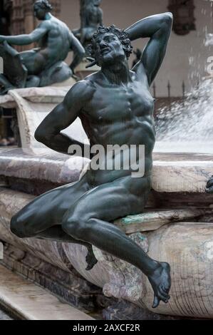 Florenz, Italien - 2020, 2. Februar: Lachender Satyr-Bronze am Rande des Neptunnenbrunnens auf dem Signoria Platz, Florenz, Italien. Stockfoto