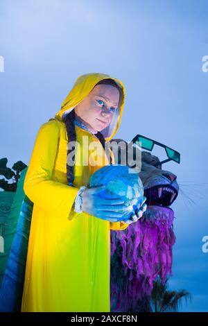 Viareggio, ITALIEN-FEB.09.2020: Riesige Statue von greta Thunberg, schwedische Klimaaktivistin, Paraden auf einem schwimmenden Wagen bei der zweiten Parade von viareggio Ca Stockfoto