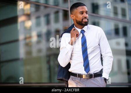 Lässiges ehrliches Lifestyle-Porträt eines erfolgreichen, eleganten afroamerikanischen Geschäftsmannes, möglicherweise Rechtsanwalt, Finanzvertreter, profe Stockfoto