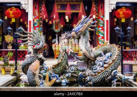 Drachenbrunnen in der kantonesischen Versammlungshalle (Quang Trieu) in Hoi In Der Altstadt von Vietnam. Stockfoto