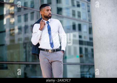 Modisches modernes, modernes, afroamerikanisches Geschäftsmannschafts-Unternehmer-Modell, kommerzielles Lifestyle-Porträt in der Innenstadt Stockfoto