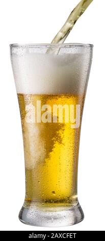 Bierglas isoliert auf weißem Hintergrund. Enthält den Beschneidungspfad. Helles Bier. Gießvorgang. Stockfoto