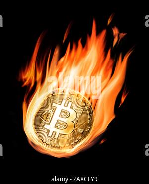 Brennende Bitcoin in Flammen auf schwarzem Hintergrund. Konzeptionelles Bild. Stockfoto