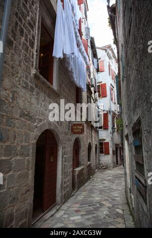 Kotor, MONTENEGRO-CIRCA Jun, 2016: Der Eingang zum Hostel 'Old Town Hostel' befindet sich in den engen Gassen der Altstadt von Kotor. Die Festung von Kotor ist po Stockfoto