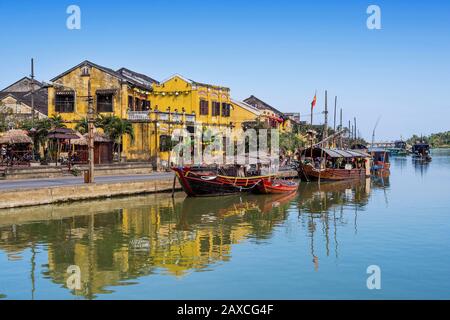 Traditionelle Holzboote auf dem Fluss Thu Bon in Hoi An Ancient Town, Zentralvietnamesen. Stockfoto