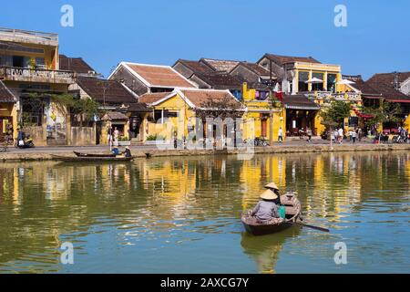 Blick auf Die Altstadt mit Booten auf den Fluss Thu Bon in Hoi An, Zentralvietnamesen. Stockfoto