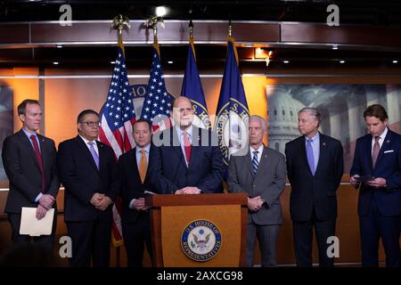 Problem Solver Caucus Co-Chairs United States Representative Josh Gottheimer (Demokrat von New Jersey) und United States Representative Tom Reed (Republikaner von New York), zusammen mit den parteilosen Mitgliedern der Problemlöser Caucus, Halten Sie während einer Pressekonferenz zu den gesetzgebenden Zielen für das kommende Jahr im United States Capitol in Washington, DC, USA am Dienstag, 11. Februar 2020, Bemerkungen vor. Kredit: Stefani Reynolds/CNP /MediaPunch Stockfoto