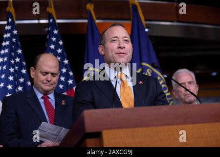 Problem Solver Caucus Co-Chairs United States Representative Josh Gottheimer (Demokrat von New Jersey) und United States Representative Tom Reed (Republikaner von New York), zusammen mit den parteilosen Mitgliedern der Problemlöser Caucus, Halten Sie während einer Pressekonferenz zu den gesetzgebenden Zielen für das kommende Jahr im United States Capitol in Washington, DC, USA am Dienstag, 11. Februar 2020, Bemerkungen vor. Kredit: Stefani Reynolds/CNP /MediaPunch Stockfoto