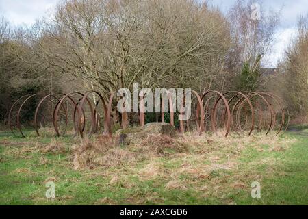 "Rotieren" von Trudi Entwistle - 40 riesige Stahlhosen, die im Kreis auf Dem Spen Valley Greenway liegen, der eine 7-Meilen-Route auf dem National Cycle Network ist Stockfoto