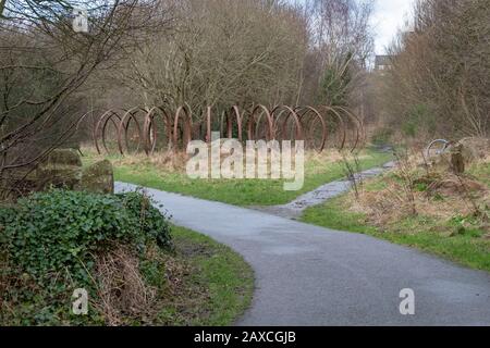 "Rotieren" von Trudi Entwistle - 40 riesige Stahlhosen, die im Kreis auf Dem Spen Valley Greenway liegen, der eine 7-Meilen-Route auf dem National Cycle Network ist Stockfoto