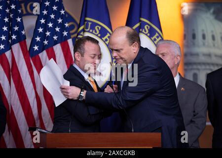 Problemlöser Caucus Co-Chairs der Vertreter der Vereinigten Staaten Josh Gottheimer (Demokrat von New Jersey) und der Vertreter der Vereinigten Staaten Tom Reed (Republikaner von New York) umarmen sich während einer Pressekonferenz über die gesetzgebenden Ziele für das kommende Jahr im United States Capitol in Washington, DC, USA am Dienstag, 11. Februar 2020. Kredit: Stefani Reynolds/CNP /MediaPunch Stockfoto