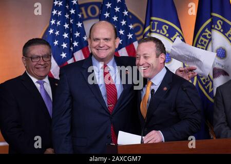 Problemlöser Caucus Co-Chairs der Vertreter der Vereinigten Staaten Josh Gottheimer (Demokrat von New Jersey) und der Vertreter der Vereinigten Staaten Tom Reed (Republikaner von New York) umarmen sich während einer Pressekonferenz über die gesetzgebenden Ziele für das kommende Jahr im United States Capitol in Washington, DC, USA am Dienstag, 11. Februar 2020. Kredit: Stefani Reynolds/CNP /MediaPunch Stockfoto