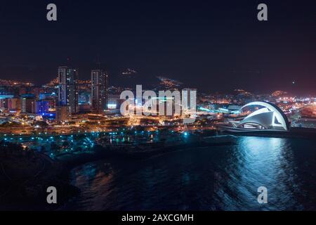 Blick von der Höhe auf die Stadt Santa Cruz de Tenera an der Atlantikküste bei Nacht. Kanarische Inseln, Spanien Stockfoto