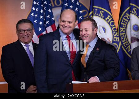 Problemlöser Caucus Co-Chairs der Vertreter der Vereinigten Staaten Josh Gottheimer (Demokrat von New Jersey) und der Vertreter der Vereinigten Staaten Tom Reed (Republikaner von New York) umarmen sich während einer Pressekonferenz über die gesetzgebenden Ziele für das kommende Jahr im United States Capitol in Washington, DC, USA am Dienstag, 11. Februar 2020. Kredit: Stefani Reynolds/CNP /MediaPunch Stockfoto