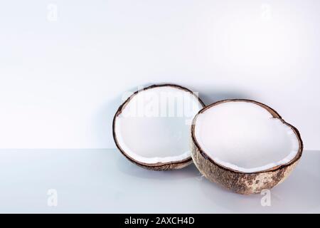 Helle Kokosnuss auf weißem Hintergrund mit Kopierbereich. Zwei Hälften appetitlichen Coco-neutralen Arrangements. Stockfoto