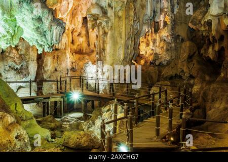 Uralte Felsformationen in der Thien Cung Cave in der Halong Bay, Vietnam. Stockfoto