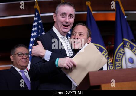 Problemlöser Caucus Co-Chairs der Vertreter der Vereinigten Staaten Josh Gottheimer (Demokrat von New Jersey) umarmt den Vertreter der Vereinigten Staaten Brian Fitzpatrick (Republikaner von Pennsylvania), während er während einer Pressekonferenz über gesetzgebende Ziele für das kommende Jahr im United States Capitol in Washington D.C., USA am Dienstag, Bemerkungen vorbringen wird. Februar 2020. Kredit: Stefani Reynolds / CNP weltweit Stockfoto