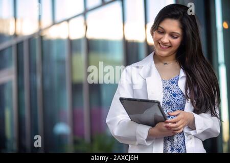 Lifestyle-Porträt eines professionellen medizinischen Psychiaters, Zahnarzthelfer, Kinderarzt, Arzt im weißen Mantel im Krankenhaus Stockfoto