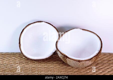 Öffnen Sie frische Kokosnuss in Nahaufnahme auf der Matte des Seegrases. Stockfoto