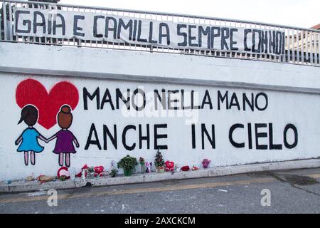 Roma, Italien. Februar 2020. Wandbilder gewidmet Gaia und Camilla in der Nähe der Unfallstelle (Foto von Matteo Nardone/Pacific Press) Kredit: Pacific Press Agency/Alamy Live News Stockfoto