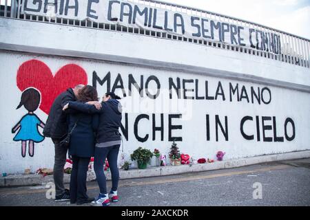Roma, Italien. Februar 2020. Wandbilder gewidmet Gaia und Camilla in der Nähe der Unfallstelle (Foto von Matteo Nardone/Pacific Press) Kredit: Pacific Press Agency/Alamy Live News Stockfoto