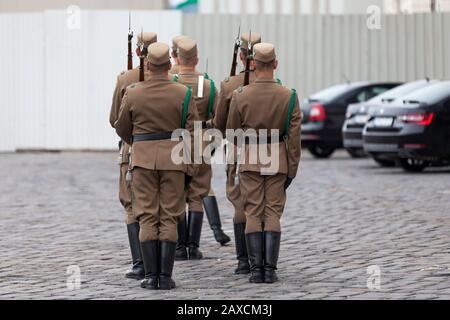 Budapest, Ungarn - 22. Juni 2018: Nationalgarde außerhalb des Sándor Palastes. Es ist der Amtssitz des ungarischen Präsidenten. Stockfoto