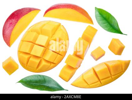 Satz Mango-Scheiben, Mango-Würfel und Blätter. Isoliert auf weißem Hintergrund. Datei enthält Beschneidungspfad. Stockfoto