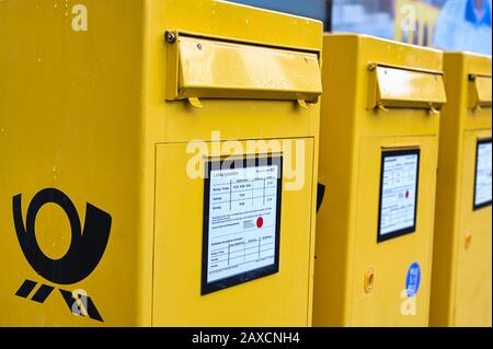 Berlin, Deutschland - 5. Oktober 2019: Mehrere Briefkästen mit dem Logo der Deutschen Post in typischem Gelb auf einem Bürgersteig in Berlin, Deutschland. Stockfoto