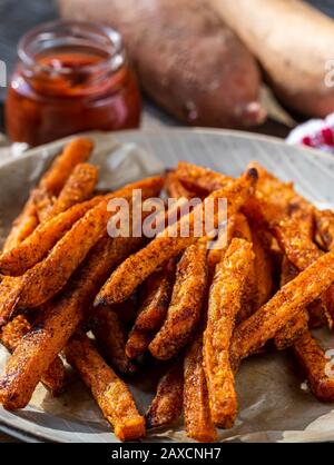 Gebackene Kartoffelfries. Stockfoto