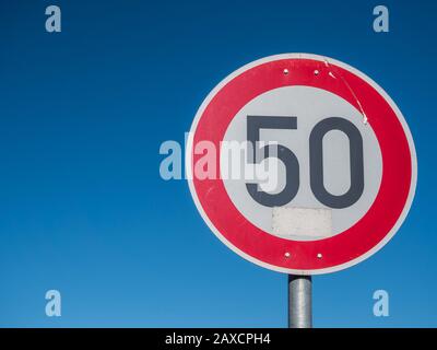 50 Straßenschild auf deutsch Stockfoto