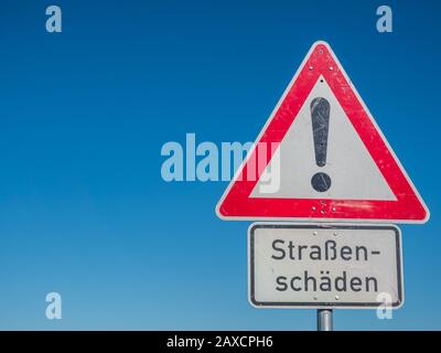 Schild mit Straßenschäden auf deutsch Stockfoto