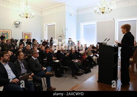 Der schottische Abgeordnete Nicola Sturgeon spricht sich an die ausländische Pressevereinigung 11. Februar 2020 in der Royal Academy, London, Großbritannien an. Die Scottish National Party (SNP) setzt sich weiterhin für ein zweites Referendum über die schottische Unabhängigkeit ein ... Stockfoto