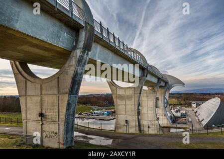 Das Falkirk Wheel ist ein einzigartiger rotierender Bootslift in Schottland, der den Forth and Clyde Canal mit dem Union Canal verbindet. Es wurde 2002 eröffnet. Stockfoto