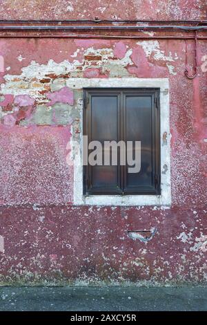 Fenster in einer alten Ziegelmauer in der Nähe von Wasser in Venedig (Italien) Stockfoto