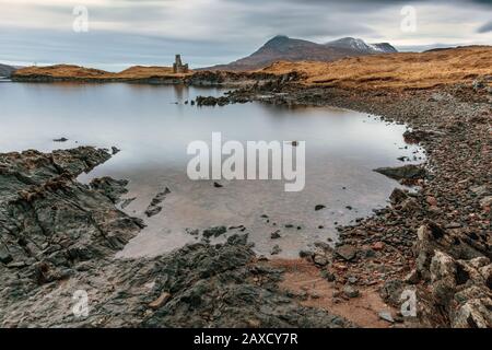 Die Ruinen von Ardvreck Castle aus dem 16. Jahrhundert neben Loch Assynt in Sutherland in den schottischen Highlands Stockfoto