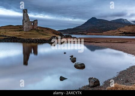 Die Ruinen von Ardvreck Castle aus dem 16. Jahrhundert neben Loch Assynt in Sutherland in den schottischen Highlands Stockfoto