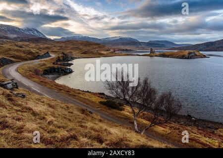 Stürmische Wolken über den Ruinen von Ardvreck Castle an den Ufern von Loch Assynt in Sutherland in den schottischen Highlands Stockfoto