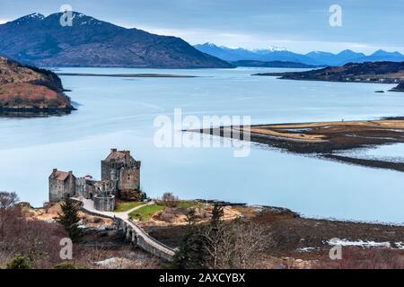 Am frühen Morgen über Eilean Donan Castle entlang von Loch Duich, Dornie, Scottish Highlands, Schottland Stockfoto