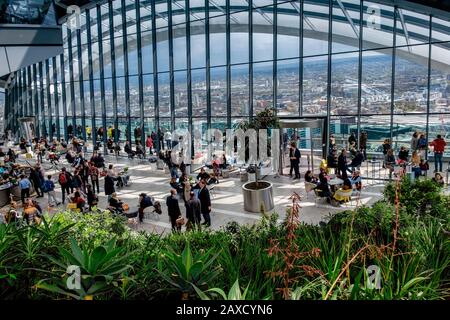 Besucher, die den Blick vom Sky Garden in der obersten Etage des Walkie-Talkie-Wolkenkratzer-Gebäudes oder 20 Fenchurch Street City of London England UK genießen Stockfoto