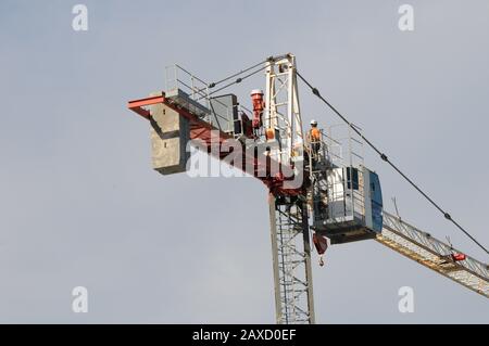 Ein Baukran, der von einem neuen Hochhaus mit mehreren Stockwerken deinstalliert wird. Gosford, New South Wales, Australien. Stockfoto