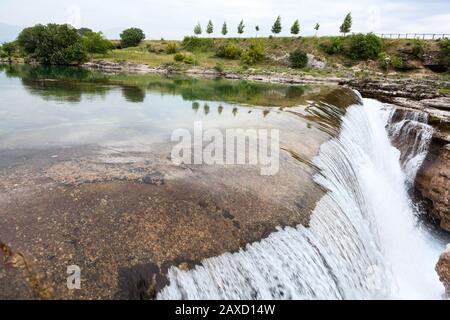 Podgorica Landschaft mit Cijewna Fluss, der im Tal fließt und in Niagara fällt. Montenegro, Europa. Luftansicht Stockfoto