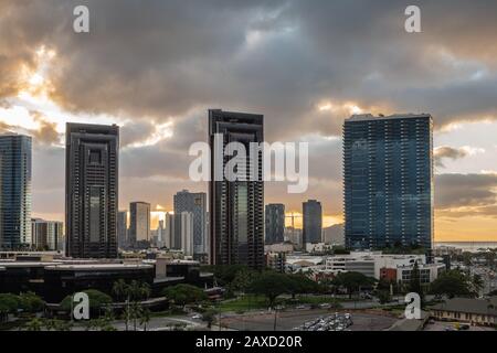 Honolulu Oahu, Hawaii, USA. - 18. Januar 2020: Zwei identische Wolkenkratzer entlang der South Street in der Nähe des Waterfront plaza unter Sonnenaufgang. Stockfoto