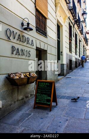 Café in einer Straße in Madrid Stockfoto