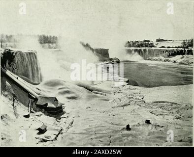 Ein Souvenir der Niagarafälle mit Blick Auf Die Niagarafälle Und ihre Umgebung. DAS UNTERE ENDE DES QORQE RHILROFID. B QEMERflL VIEW 9F DIE WASSERFÄLLE IM WINTER.EIN allgemeiner Blick auf die Wasserfälle im Winter von der Old Suspension Foot Bridge, die die Eisbrücke und einige der Curiosity Hütten zeigt. Stockfoto