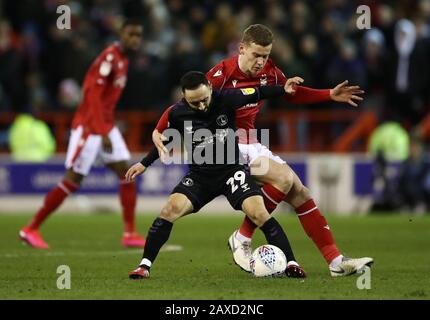 Der von Charlton Athletic ausgespielte Kampf von Erhun Oztumer und von Nottingham Forest um den Ball während des Sky Bet Championship Matches am City Ground in Nottingham. Stockfoto