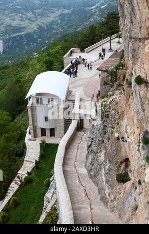 Ostrog, MONTENEGRO-CIRCA Jun, 2016: Treppe für den Eingang zu Kirchen des Oberklosteres Ostrog führt entlang einer Klippe. Am meisten ist das Kloster Ostrog Stockfoto