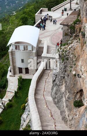 Ostrog, MONTENEGRO - CIRCA Jun, 2016: Treppe für den Zugang zu Kirchen des Oberklosteres Ostrog. Das Kloster Ostrog ist der beliebteste Pilger Stockfoto